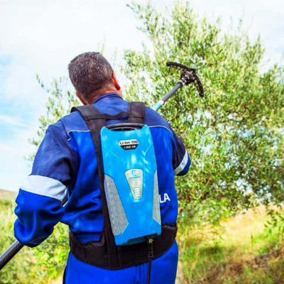 La Batteria a zaino Campagnola Li-Ion 700 è una soluzione di alimentazione portatile